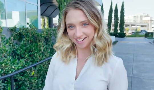 Милашка застряла раком в стиралке и член в попку получила...