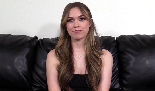 Девушка пришла на кастинг и трахается с агентом прямо на столе, кончая...