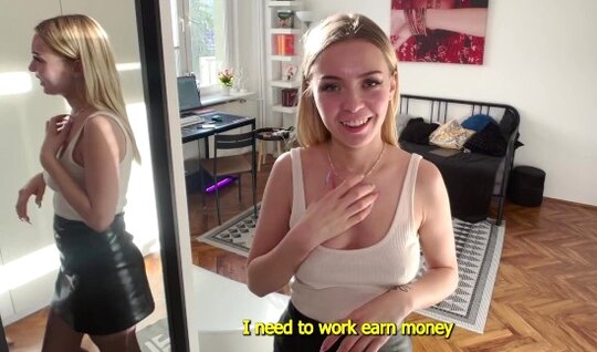 Русская телочка активно сосет горячий член парня ради денег