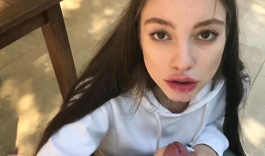 Брюнетка стоя на коленях согласилась отсосать у парня член с видео кам...