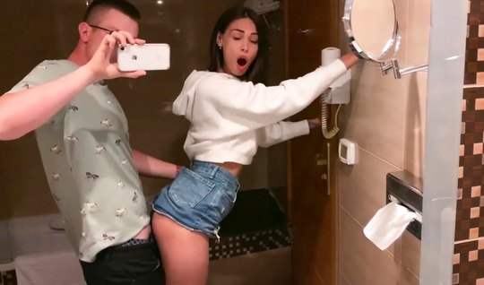 Русская девушка в позе раком не против съемки домашнего секса...