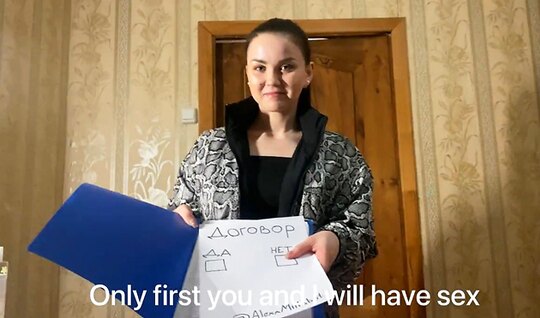 Русский парень вставил в рот похотливой риелторше свой член