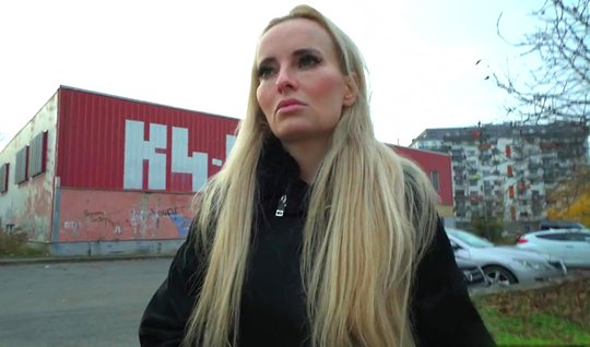 Блондинка во время пикапа от первого лица занимается сексом и кончает ...