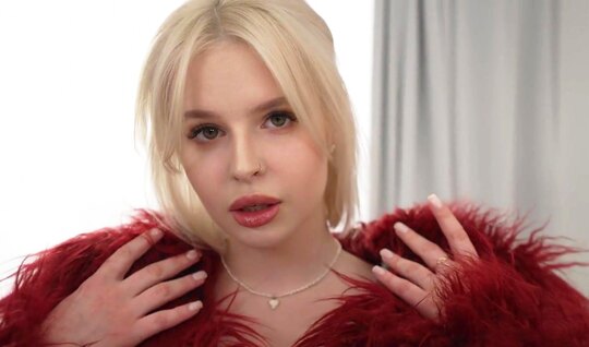 Русская сучка подставила дырочки ради двойного кайфа