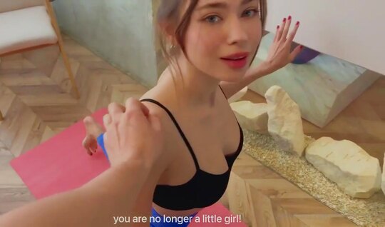 Девушка в лосинах хотела йогой заняться, а тренер сексом