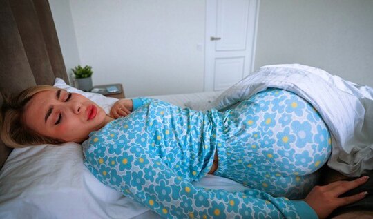 Мамка не успела проснуться, как сразу трахаться пришлось