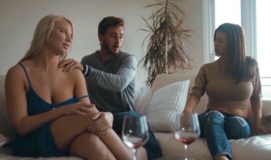 Мачеха с большими дойками смогла пасынка на секс соблазнить