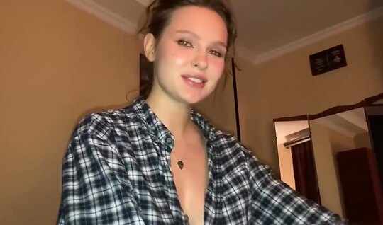 Девушка с большими дойками трахает член в позе обратной наездницы