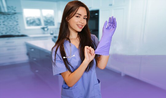 Медсестра отлично сосет ствол в видео от первого лица