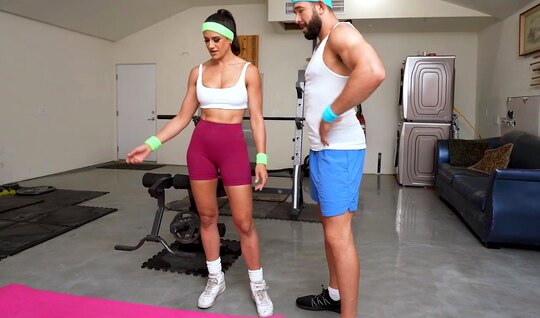Страстная мамка приняла член фитнес-инструктора в пилотку