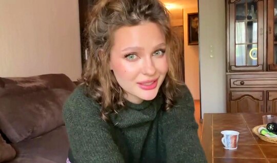 Бородач крепким членом трахает в анал русскую соседку